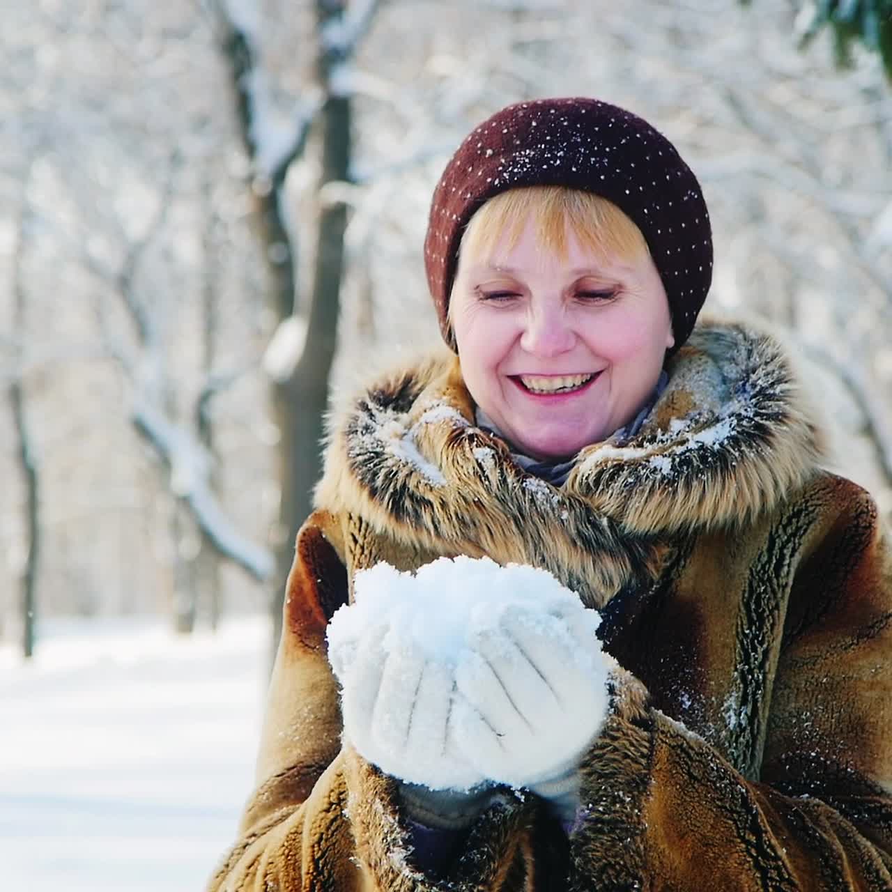 여자는 행복하게 눈 겨울 재미를 던졌습니다