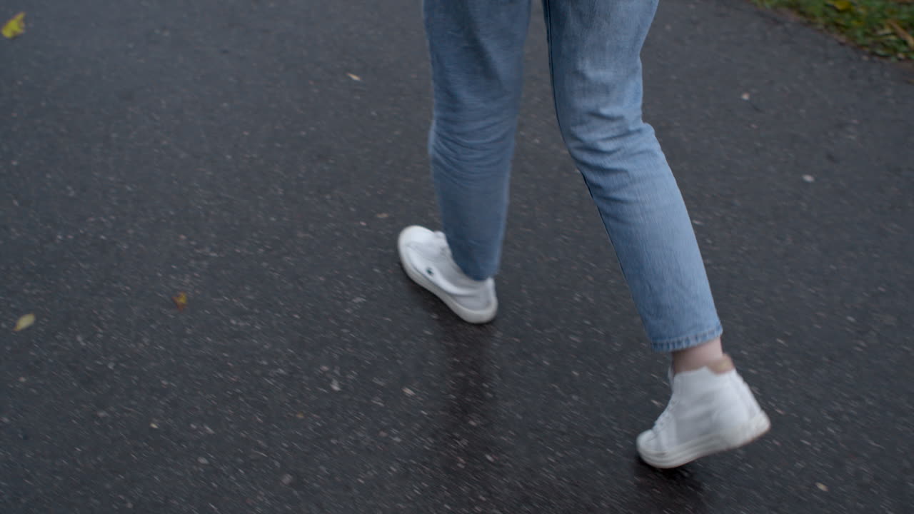 거리에서 고 있는 사람