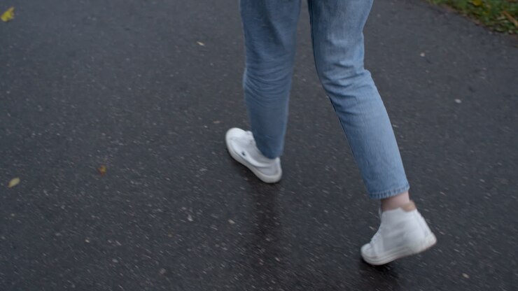 человек, идущий по улице