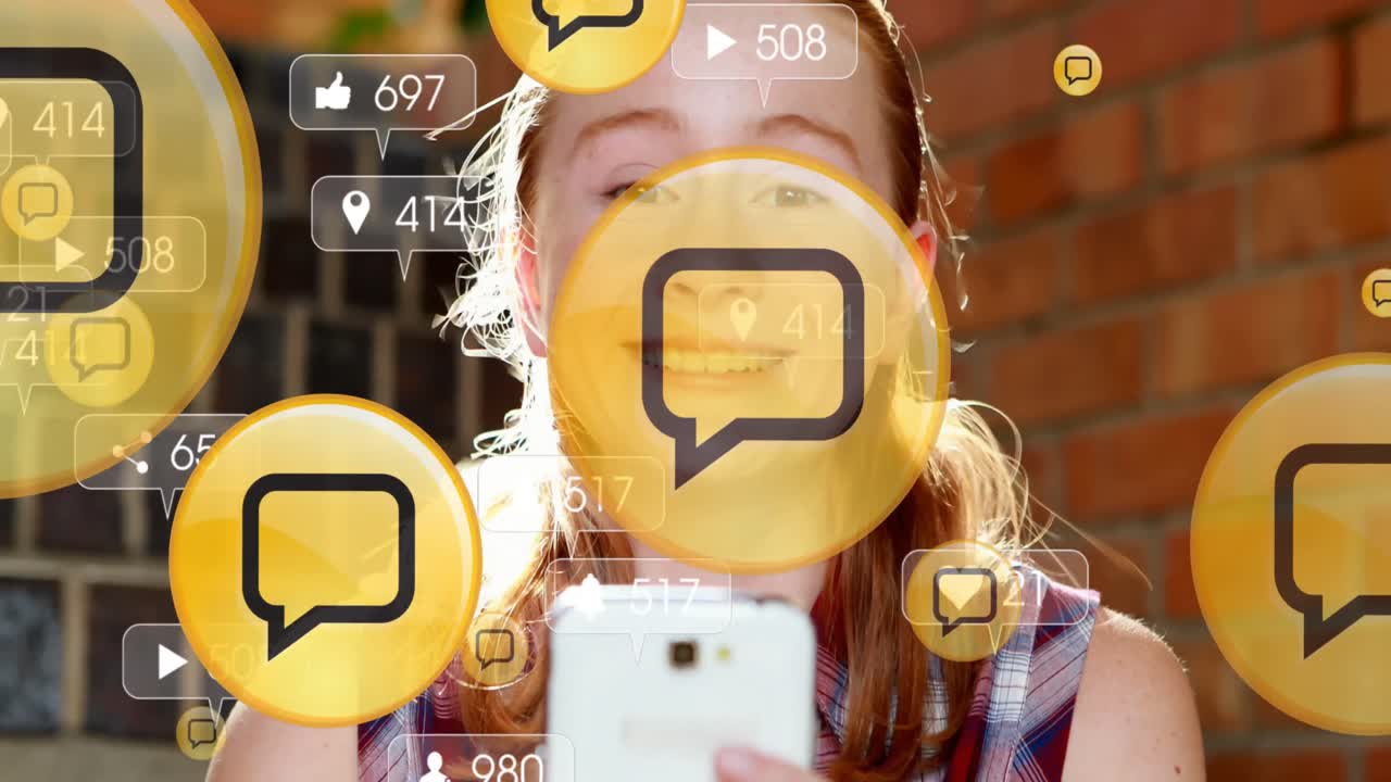 animación de iconos digitales sobre una mujer usando un teléfono inteligente