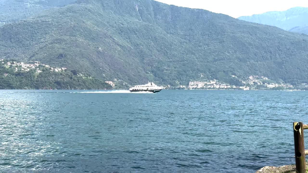 ferry rápido en el lago como con los alpes en el fondo
