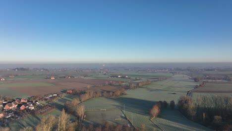 Vuelo-De-Drones-De-Invierno-Sobre-Los-Campos-Del-Pueblo-De-Oostkapelle-En-La-Provincia-Holandesa-De-Zelanda