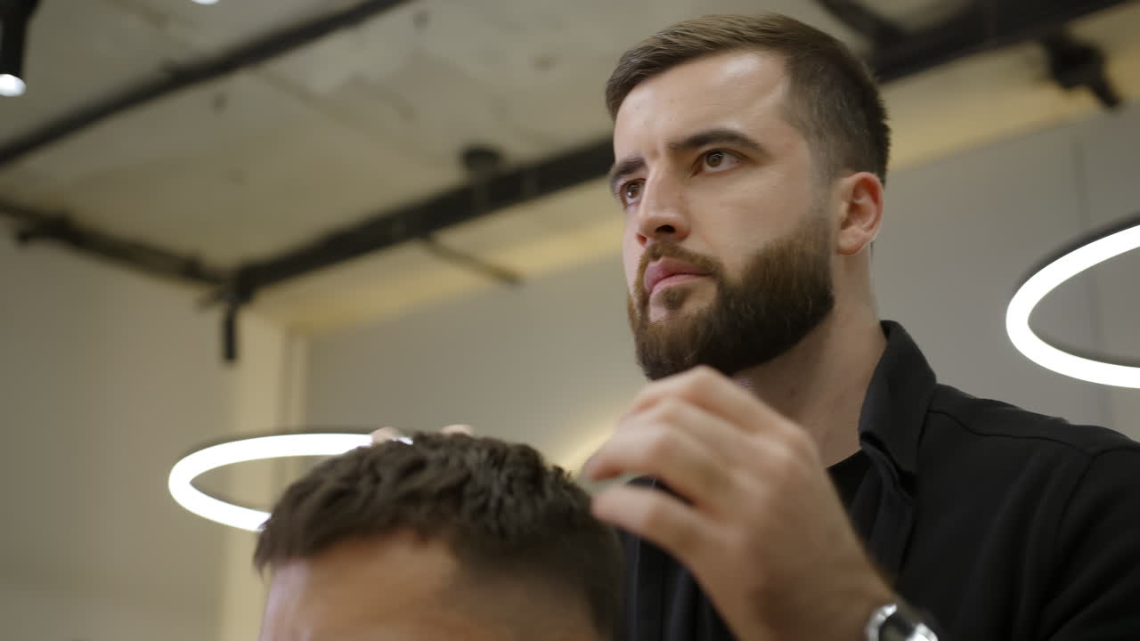 Mand, der bliver klippet hos en barber