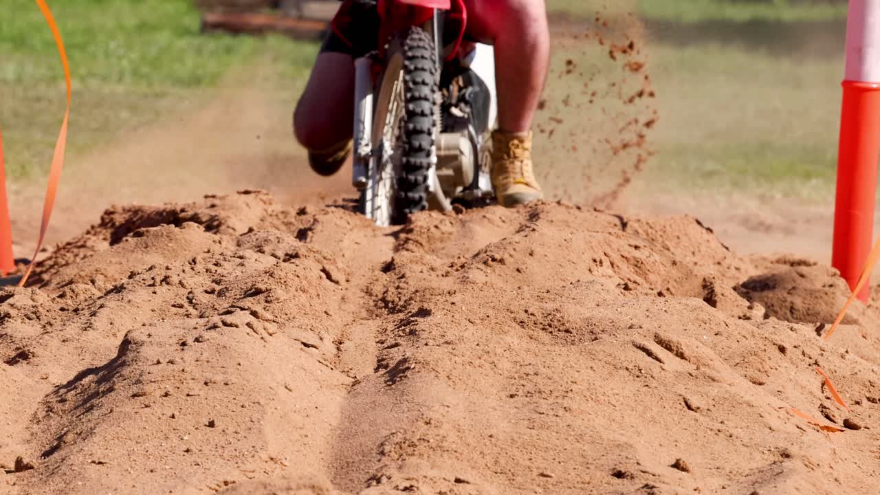 motocicleta navegando en la pista de arena en coonabarabran