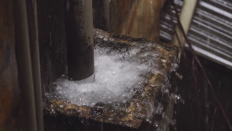 desbordamiento de drenaje de lluvia en un apartamento antiguo durante una fuerte lluvia