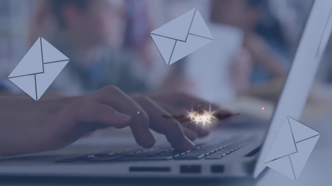 animación de sobres que caen, manos cortadas escribiendo en el teclado en una computadora portátil contra un avión volando