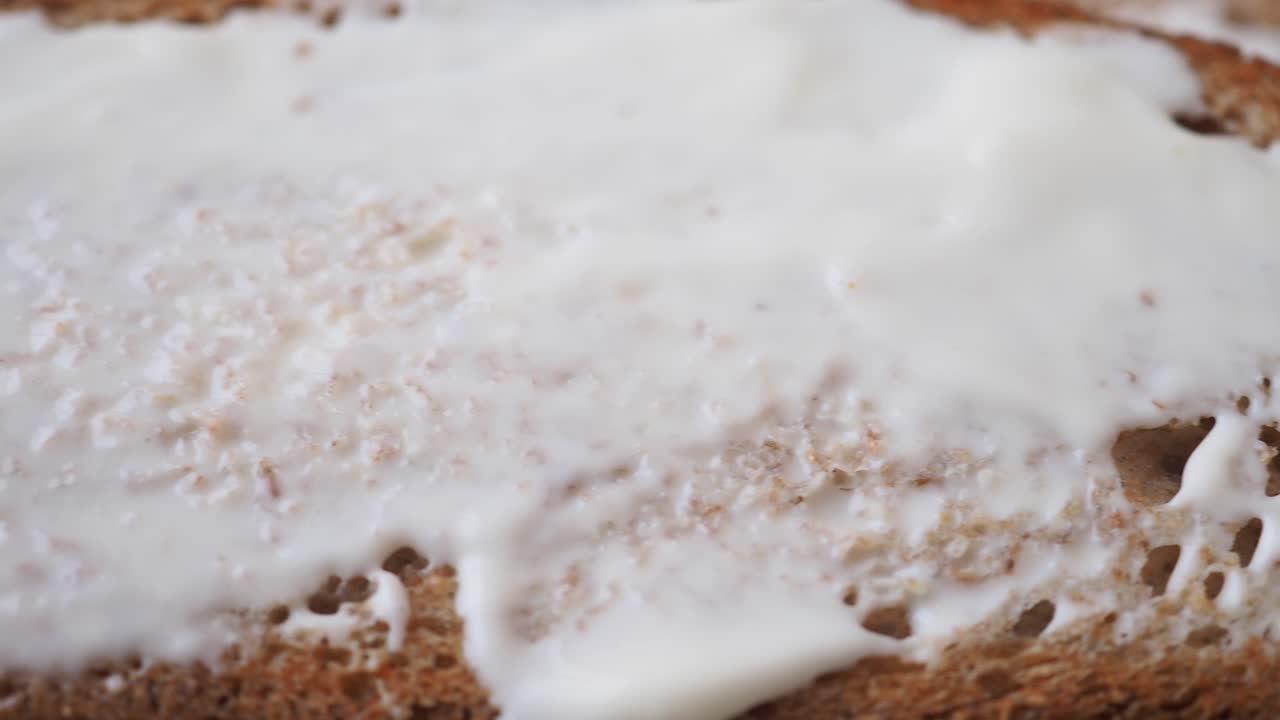 тостированный хлеб с кремовым покрытием