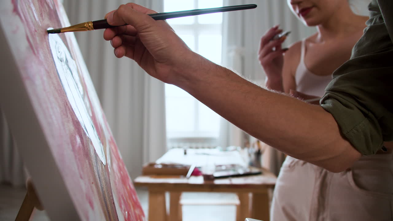 люди создают картину