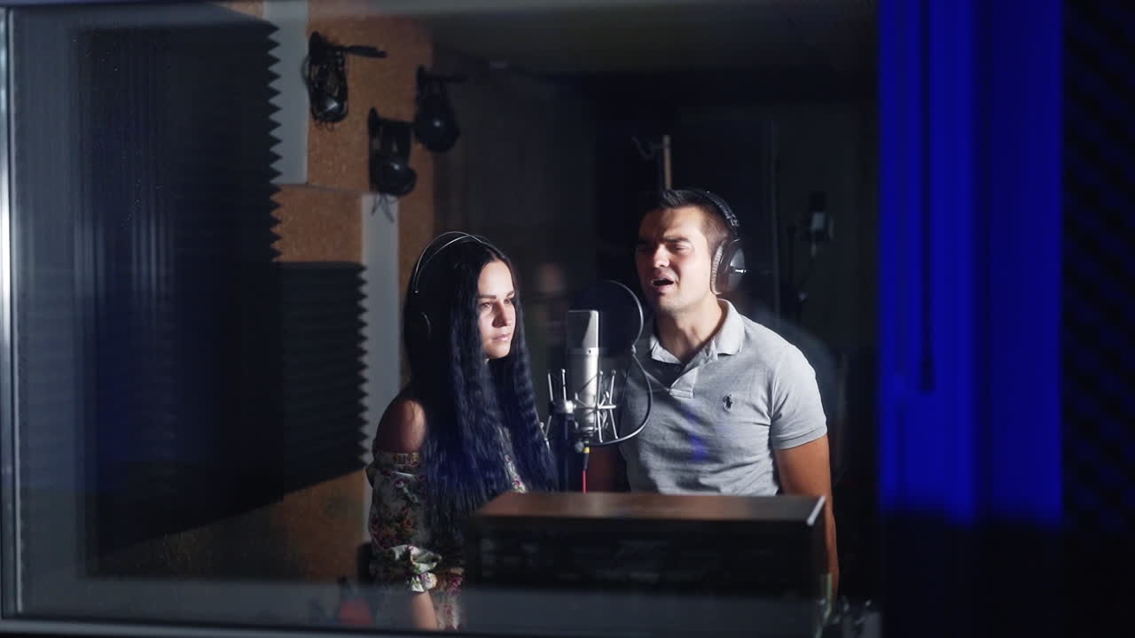 Coppia che canta in uno studio di registrazione