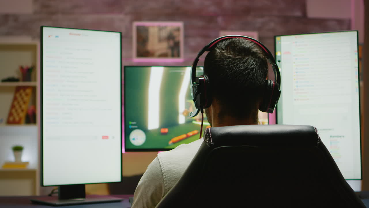 승리를 축하하는 손을 들어 올린 젊은 남자의 뒷면