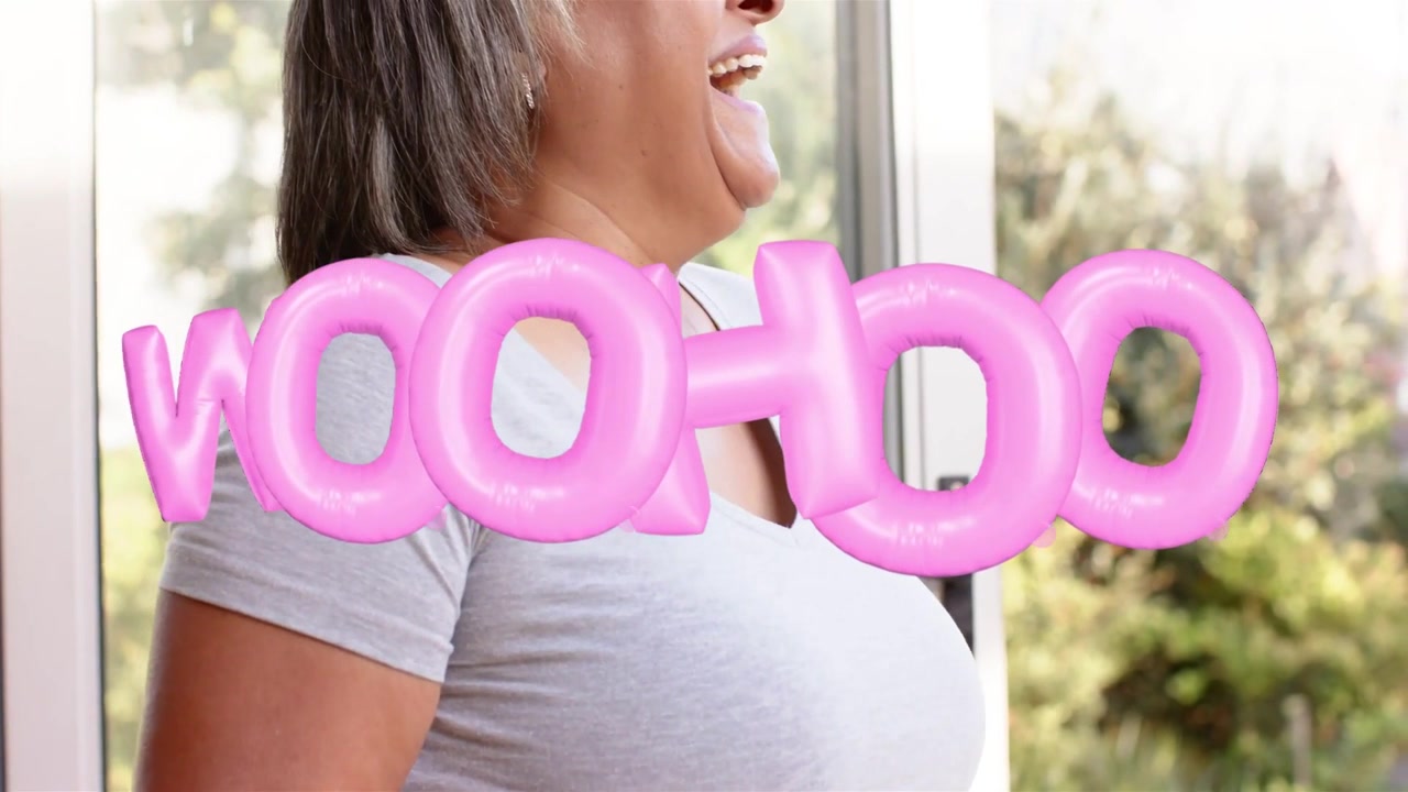 Donna anziana vicino a una porta a vetri che ride, girandosi verso una sovrapposizione rosa 'WOOHOO' che si muove sopra la bocca, per il marketing