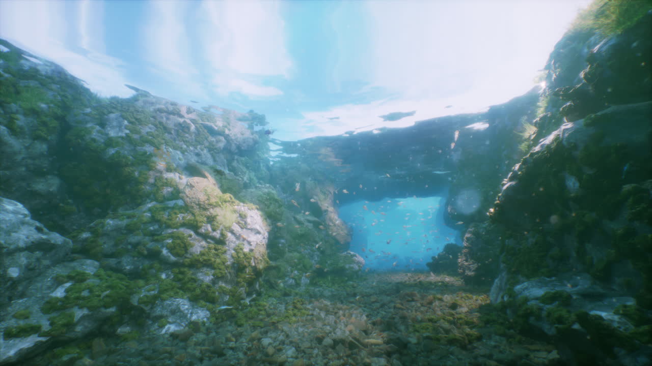 빛으로 가득 찬 수중 동굴의 멋진 풍경