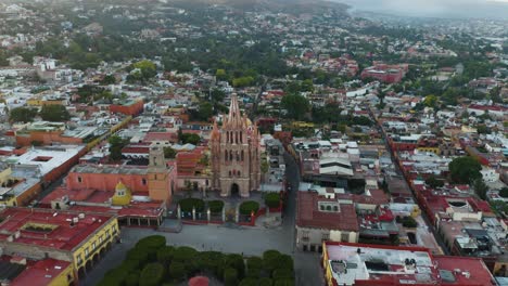 Drone-Flies-Above-Parroquia-de-San-Miguel-Arcángel,-Guanajuato,-Mexico,-Pan-Down