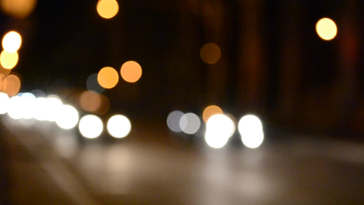 Luci sfocate di una strada di notte