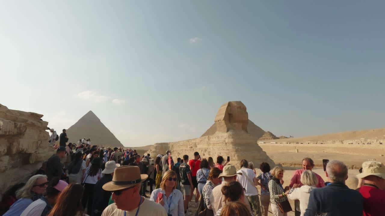 Turisti che visitano la Grande Sfinge e le Piramidi di Giza in Egitto