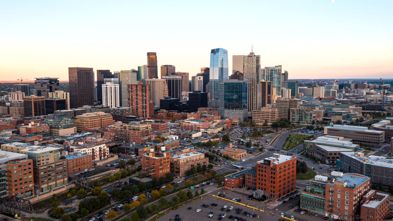 timelapse aéreo en denver, colorado al atardecer