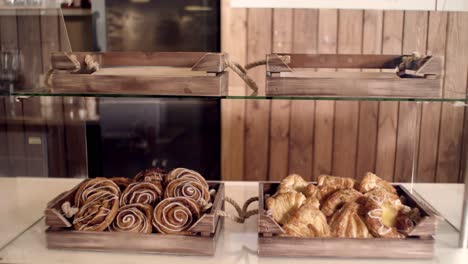 exhibición de panadería con pasteles