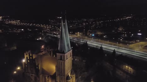 vista aérea de una iglesia en el casco antiguo de olsztyn, polonia