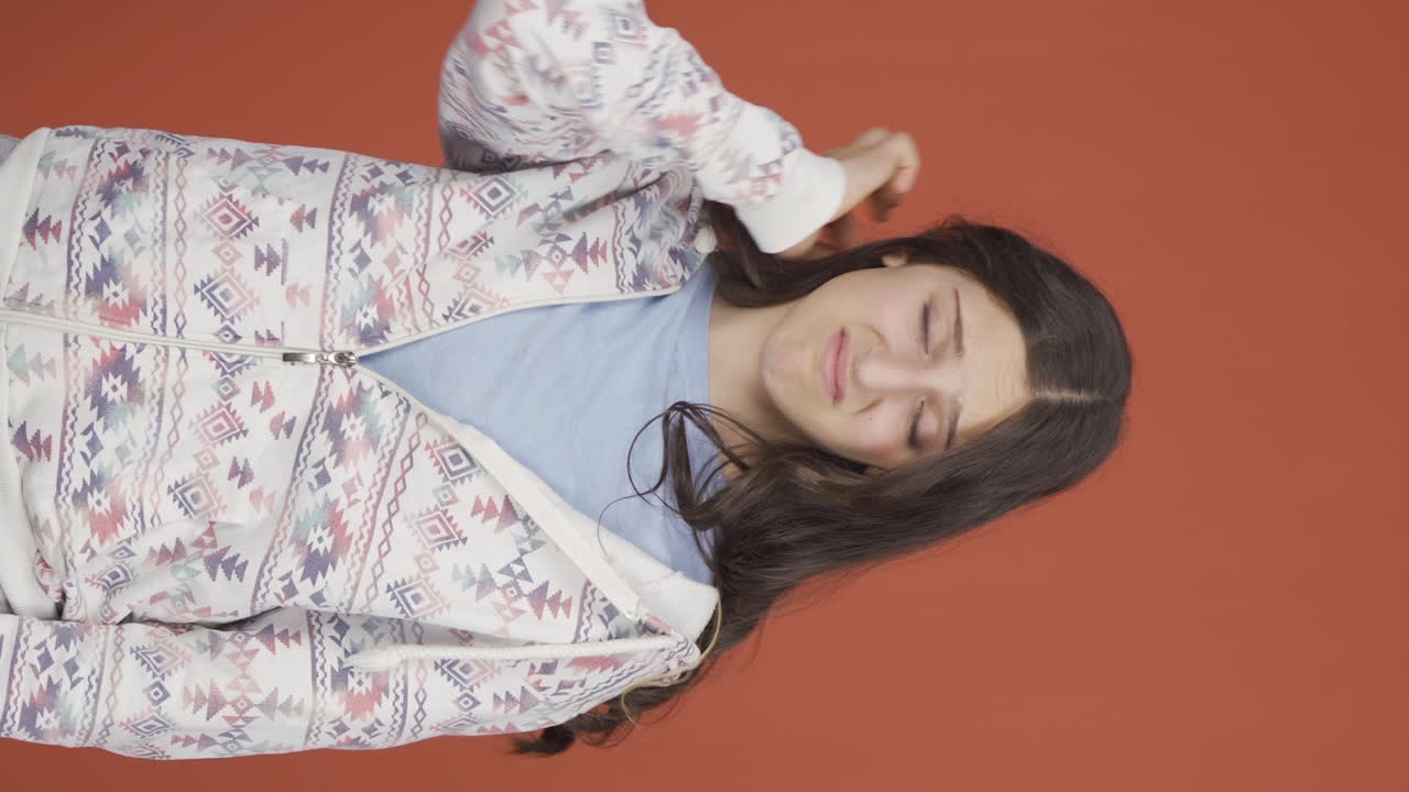 el video vertical de la joven es repugnante.