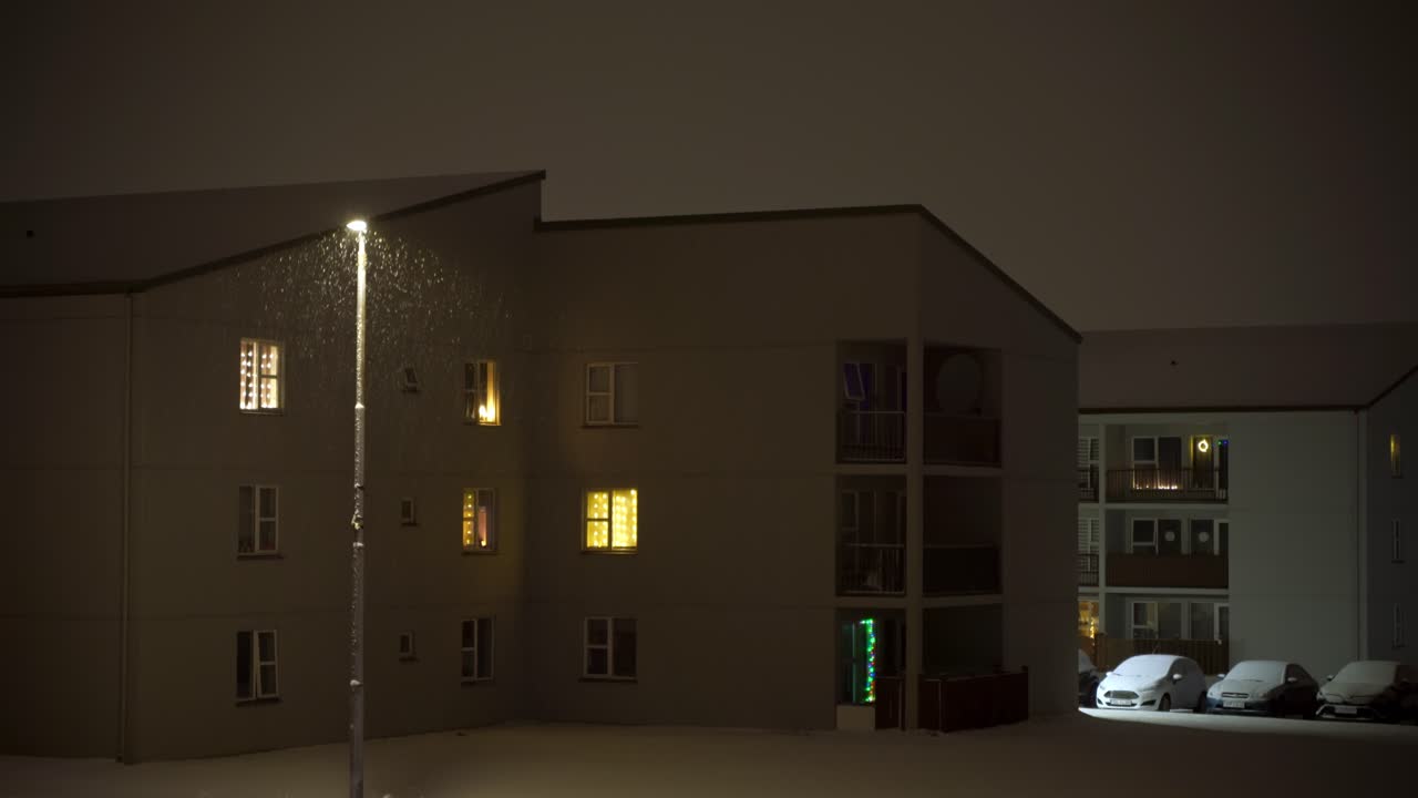Aralık ortasında sakin kar yağışı, mahallede Noel atmosferi.