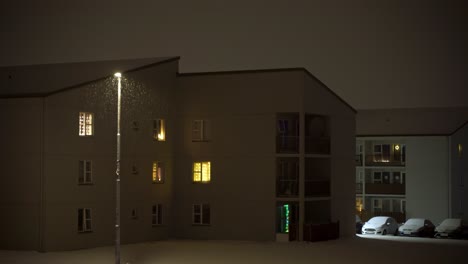 Ruhiger-Schneefall-Mitte-Dezember,-Weihnachtliche-Atmosphäre-In-Der-Nachbarschaft