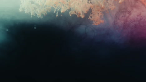 cámara lenta de humo líquido cayendo en una superficie colorida
