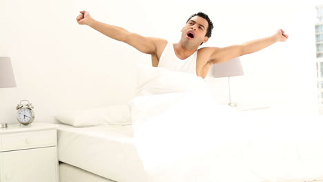 hombre guapo cansado bostezando