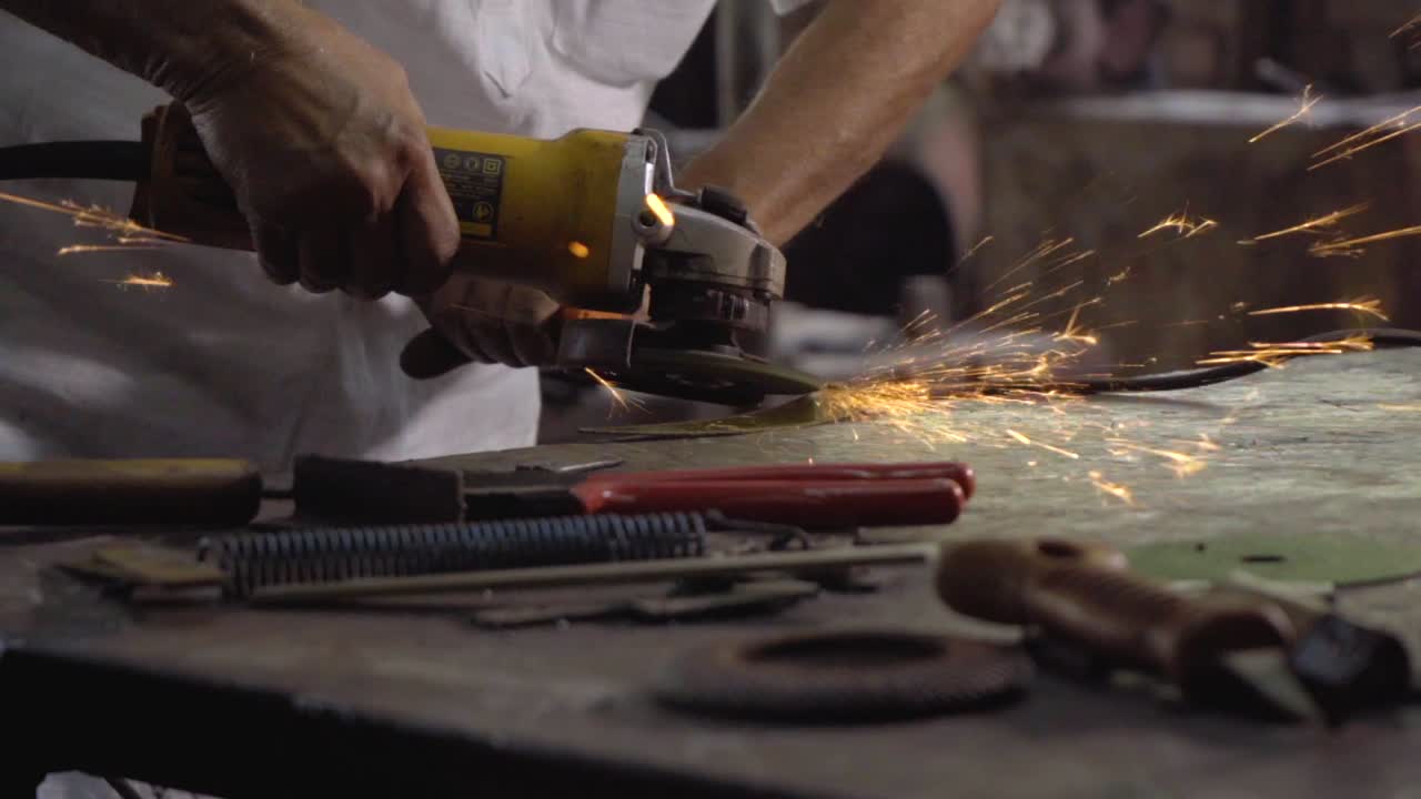 viejo granjero manos afilando su herramienta