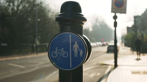 señales de tráfico azules para bicicletas y peatones en 4k. señales de tráfico para ciclistas, departamento de transporte.