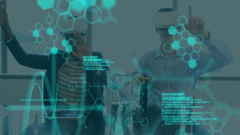 animación del procesamiento de datos médicos en la interfaz, sobre hombre y mujer usando auriculares vr