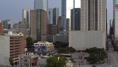 disparo de grúa que revela rascacielos en el centro de houston