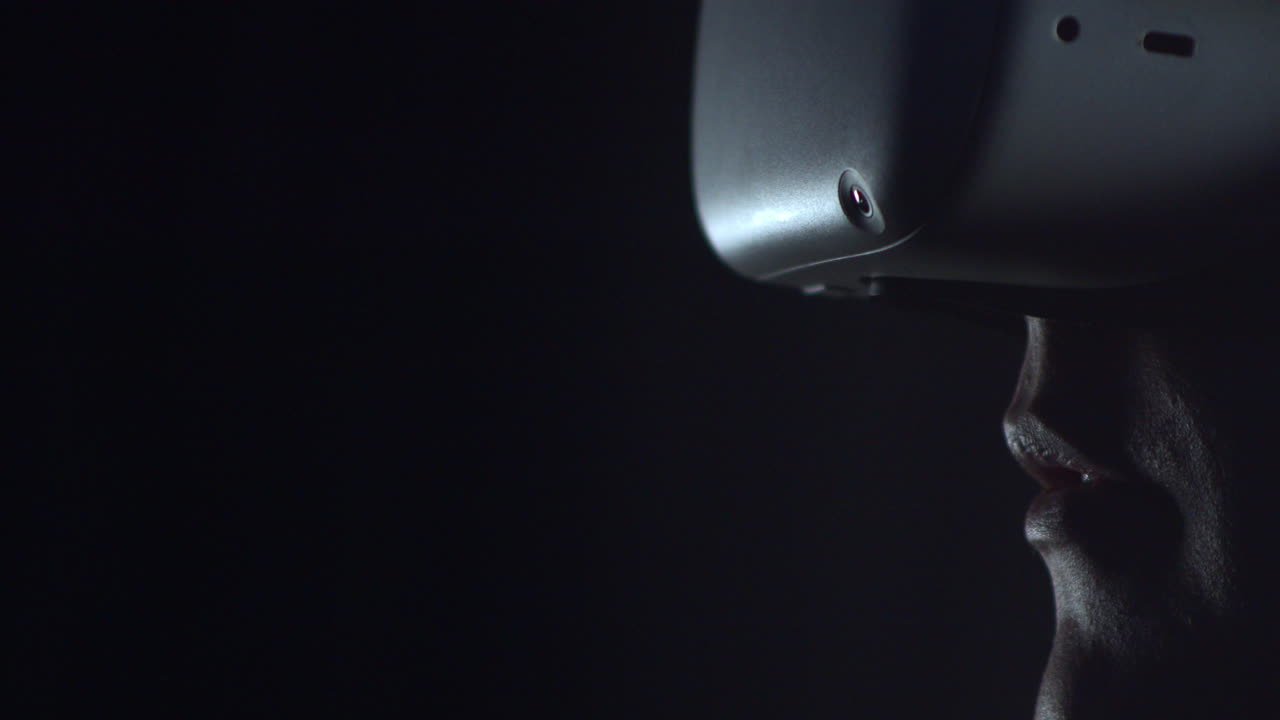 검은 바탕에 고립된 얼굴 프로필이 반응합니다.