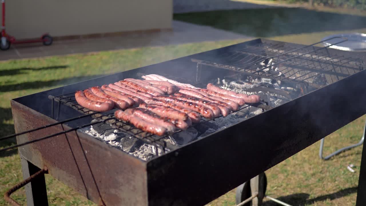 나무 석탄 그릴 에 긴 소시지