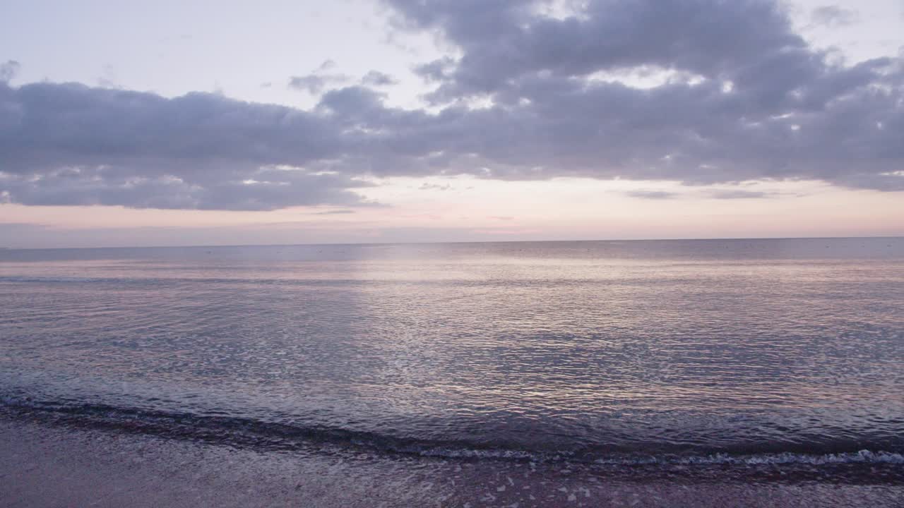 하늘과 키프로스 섬의 해안선에 장엄한 바다 전망은 바다에 반영