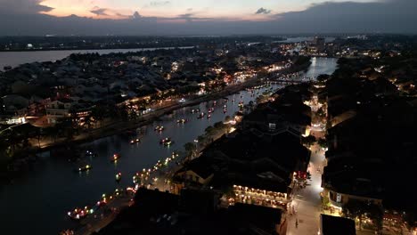 Hoi-Un-Casco-Antiguo-Por-La-Noche.-Vietnam