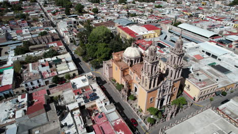 Die-Drohne-Umkreist-Das-Heiligtum-In-Jerez,-Zacatecas,-Und-Präsentiert-Dabei-Die-Architektur-Und-Die-Glockentürme