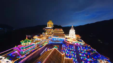 Experimente-La-Vibrante-Celebración-Del-Año-Nuevo-Chino-En-El-Templo-Kek-Lok-Si-En-La-Isla-De-Penang,-Malasia,-Con-Nuestras-Imágenes-Aéreas-Fpv