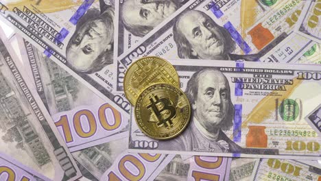 dólares y bitcoins juntos.