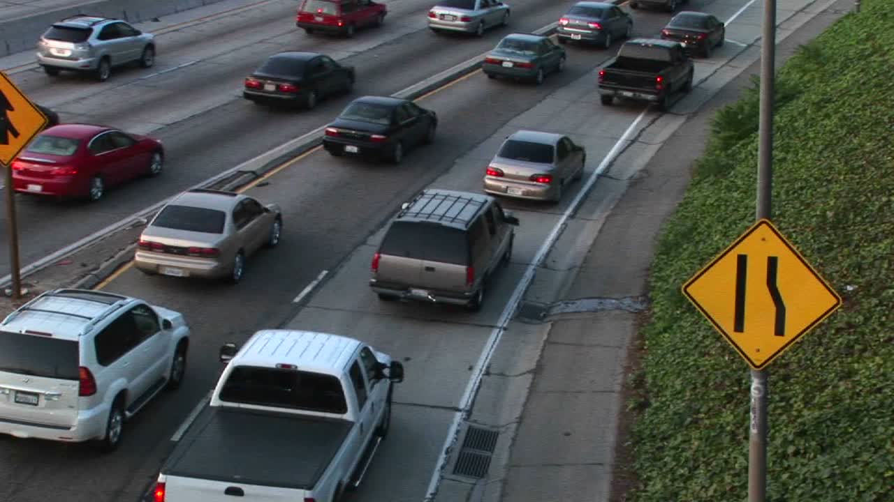 차량은 천천히 교통에 합류