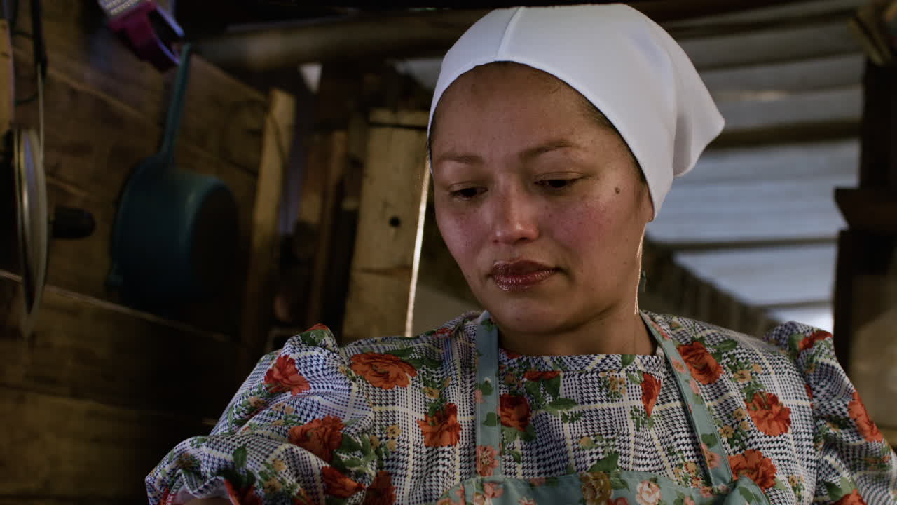 실내에서 요리하는 여자