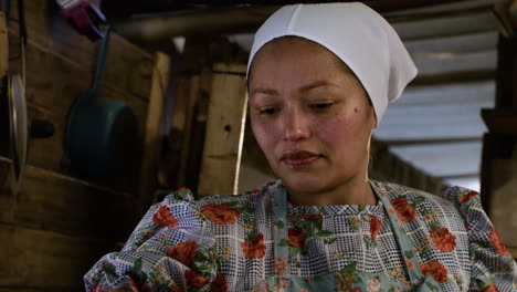 mujer cocinando en el interior