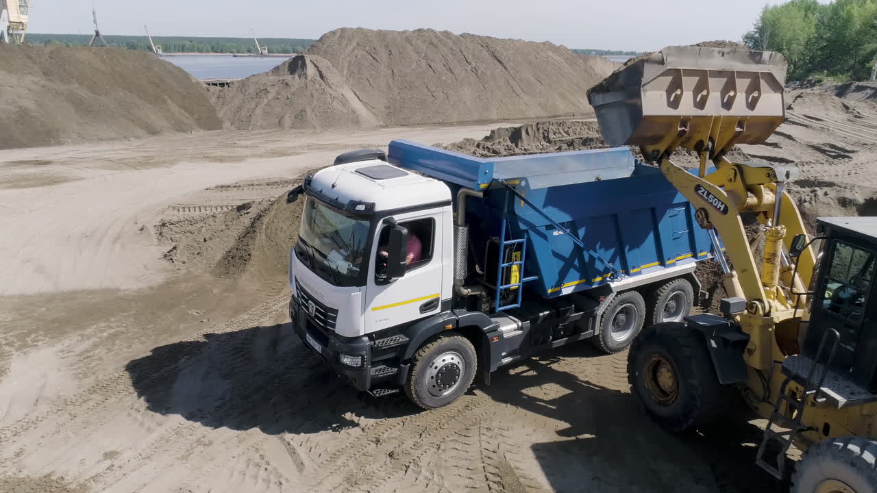 camión de carga de arena con excavadora