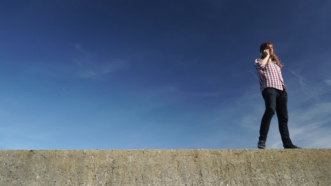 밖에서 고 있는 남자가 드폰 4k로 얘기하고 있다.