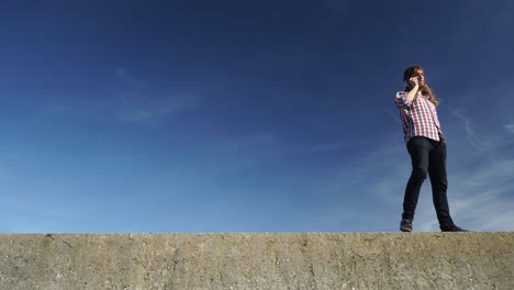 hombre caminando al aire libre hablando en teléfono celular 4k