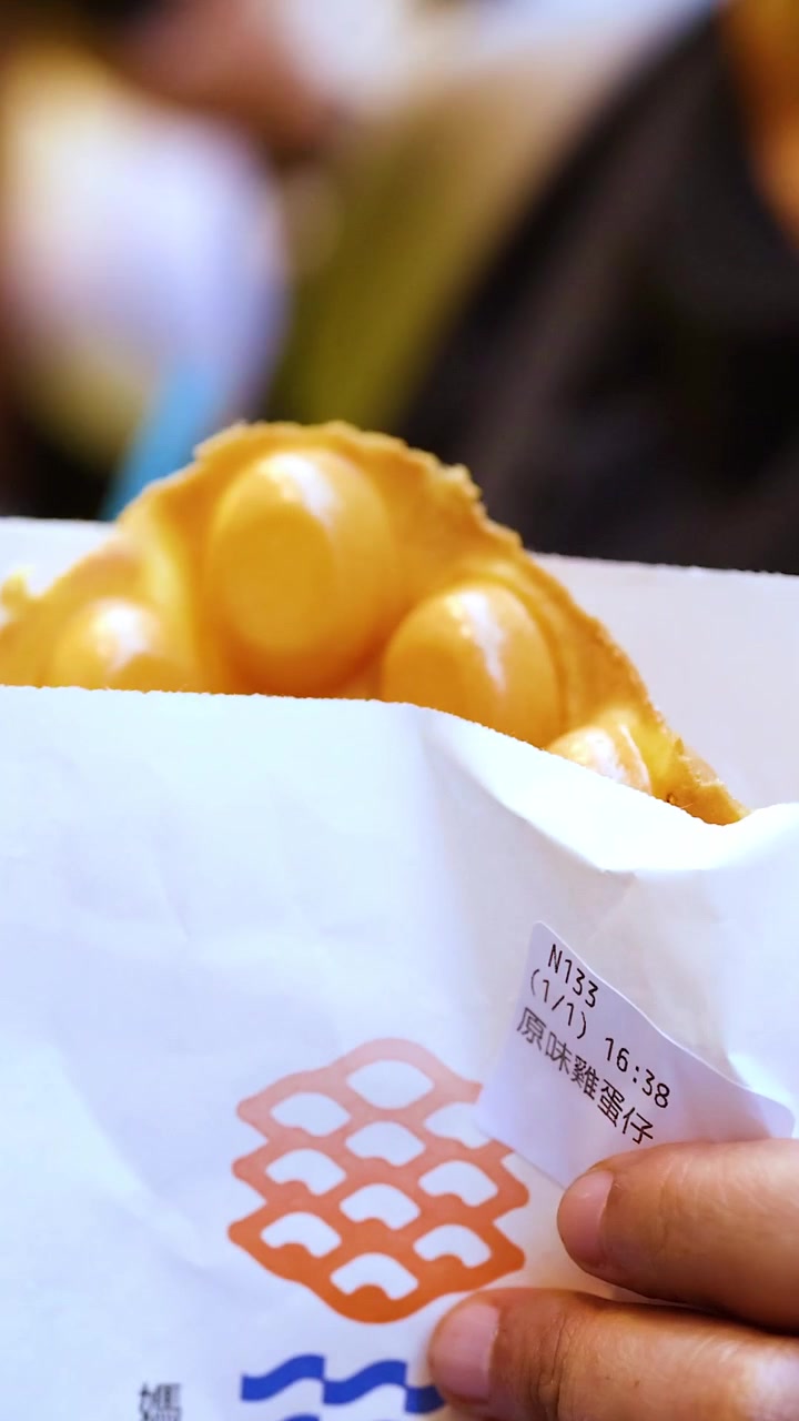 Exchange of bubble waffles at a food stall