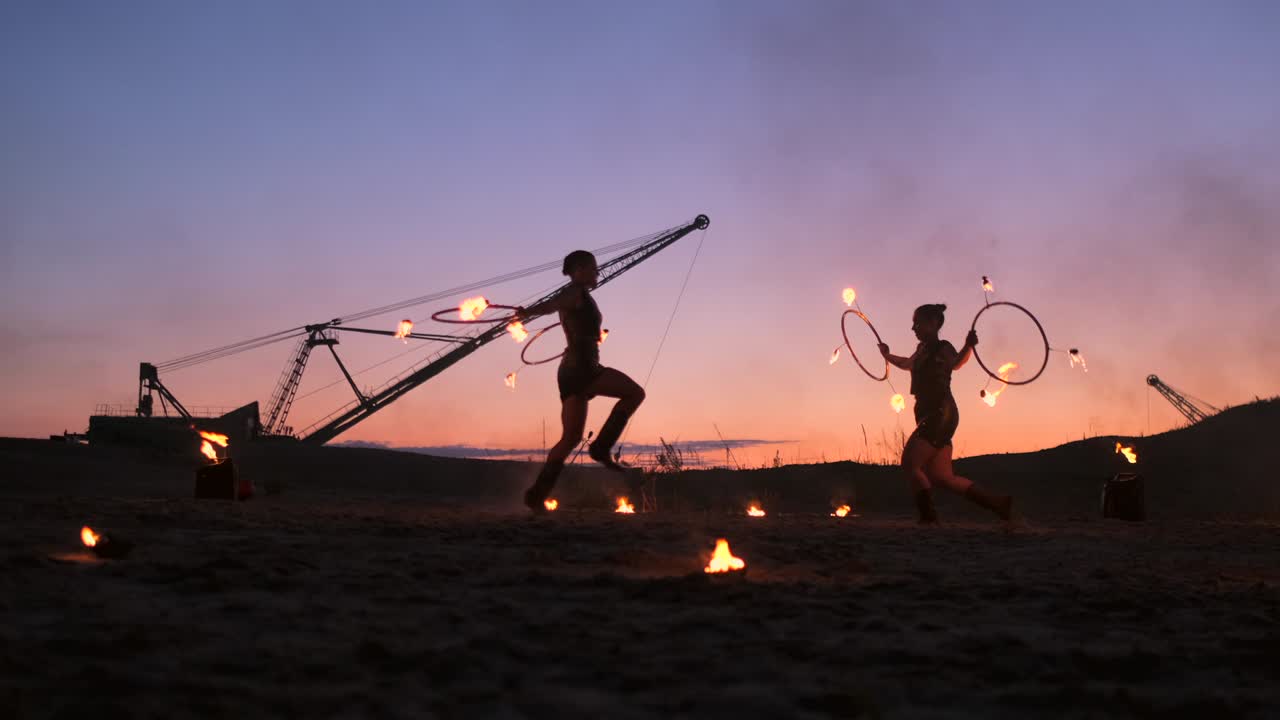 불 쇼: 전문 예술가 그룹이 다양한 화재 시설을 수행합니다. 소년과 소녀는 공원의 거리에서 밤에 불과 함께 춤을 습니다.