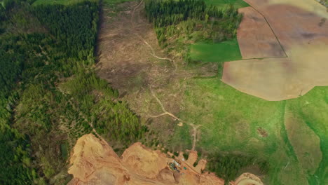 vista aérea de arriba hacia abajo de la tala de árboles despejados de la tierra, catástrofe ecológica de deforestación