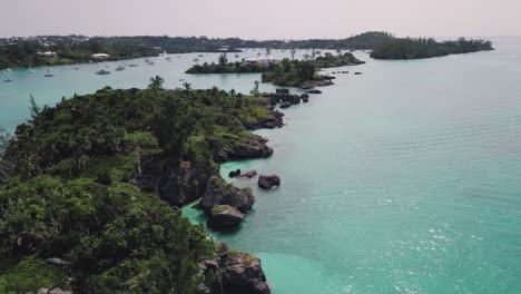 百慕大無人機拍攝的島<unk>群島,海岸線,<unk>林和摩根島附近清<unk>的浅水