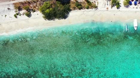 Botes-De-Cola-Larga-En-La-Playa-Tropical,-Islas-Phi-Phi,-Tailandia,-Vacaciones-De-Lujo,-Concepto-De-Vacaciones-De-Verano