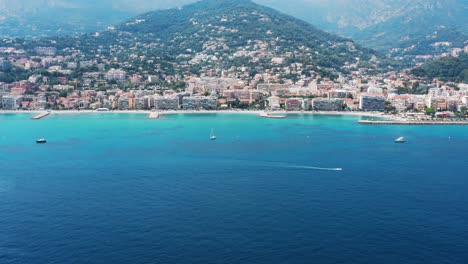 Veleros-Y-Espectaculares-Montañas-Que-Rodean-Menton